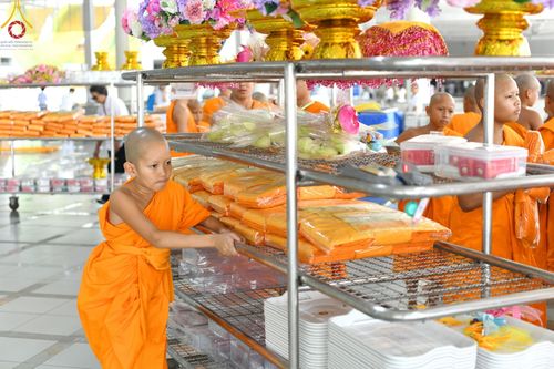 ภาพ No.169810:พิธีถวายภัตตาหารเมนูสวรรค์ "เพื่อการบรรลุธรรม" เนื่องในวันลอยกระทง (ขึ้น 15 ค่ำ เดือน 12) วันศุกร์ที่ 15 พฤศจิกายน พ.ศ. 2567 ณ หอฉันคุณยายอาจารย์ฯ วัดพระธรรมกาย