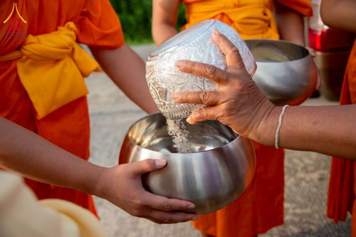 ภาพ No.217980:วันศุกร์ที่ 11 เมษายน พ.ศ. 2568 พระและสามเณร 99 รูป จากศูนย์ปฏิบัติธรรมระยอง(บ้านช่องลม) บิณฑบาต ณ ทุ่งปอเทือง ต.บางบุตร อ.บ้านค่าย จ.ระยอง เพื่อเป็นการฝึกสามเณรภาคฤดูร้อน ผ่านกิจวัตรบิณฑบาตในพื้นที่ชุมชน