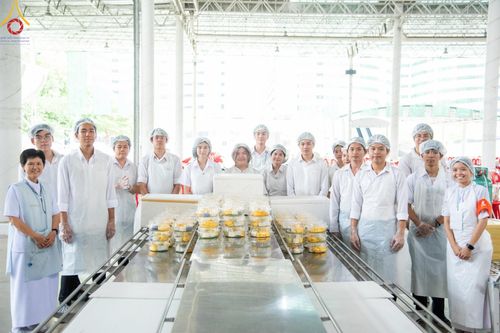 ภาพ No.58862:V.40 ภัตตาหารพระหมื่นวัด เราจัดให้ การปฏิบัติงานของเจ้าหน้าที่และอาสาสมัคร เพื่อรับบุญในการถวายภัตตาหาร แด่คณะสงฆ์ 10,000 กว่าวัดทั่วประเทศ ที่มาร่วมงานวันคุ้มครองโลก จันทร์ที่ 22 เมษายน พ.ศ. 2567 ณ วัดพระธรรมกาย