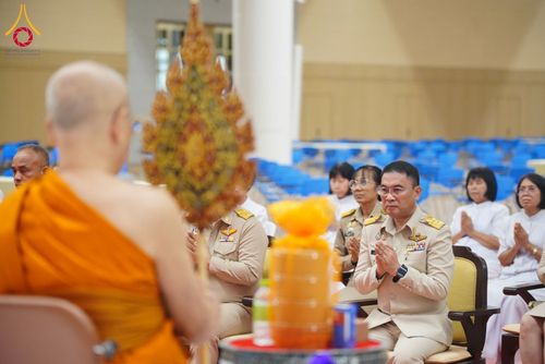 ภาพ No.208996:พระบาทสมเด็จพระเจ้าอยู่หัว ทรงมีพระราชศรัทธาทรงพระกรุณาโปรดเกล้าฯ ให้บำเพ็ญพระราชกุศลถวายภัตตาหารพระราชทาน การสอบบาลีสนามหลวง ณ วัดพระธรรมกาย ย อ.คลองหลวง จ.ปทุมธานี วันที่ 23-24 กุมภาพันธ์ พ.ศ. 2568