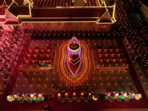 ภาพ No.197190:พิธีจุดประทีปถวายเป็นพุทธบูชา และบูชาธรรมมหาปูชนียาจารย์ ณ วัดโบสถ์(บน) ตำบลบางคูเวียง อำเภอบางกรวย จังหวัดนนทบุรี ในโครงการธรรมยาตรา กตัญญูบูชา มหาปูชนียาจารย์ พระมงคลเทพมุนี(สด จนฺทสโร) พระผู้ปราบมาร อนุสรณ์สถาน 7 แห่ง ปีที่ 13 วันที่ 18 มกราคม พ.ศ. 25