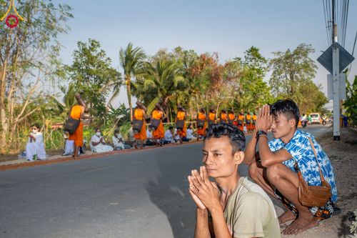 ภาพ No.107904:พิธีต้อนรับพระธรรมยาตรา ในโครงการธรรมยาตรากตัญญูบูชา มหาปูชนียาจารย์ พระมงคลเทพมุนี(สด จนฺทสโร) พระผู้ปราบมาร อนุสรณ์สถาน 7 แห่ง ปีที่ 12 วันที่ 7 มกราคม พ.ศ. 2567 ณ อนุสรณ์สถานคลองบางนางแท่น  อ.สามพราน จ.นครปฐม