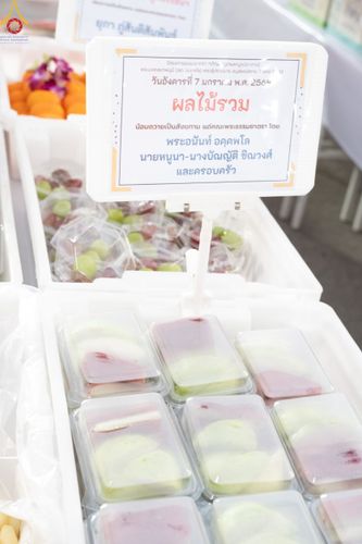 ภาพ No.190508:สาธุชนถวายภัตตาหารเป็นสังฆทาน แด่พระธรรมยาตรา ณ อนุสรณ์สถานมหาวิหารพระมงคลเทพมุนี (โลตัสแลนด์) อ.สองพี่น้อง จ.สุพรรณบุรี ในโครงการธรรมยาตรา กตัญญูบูชา มหาปูชนียาจารย์ พระมงคลเทพมุนี(สด จนฺทสโร) พระผู้ปราบมาร แห่ง ปีที่ 13 วันที่ 7 มกราคม พ.ศ.2568