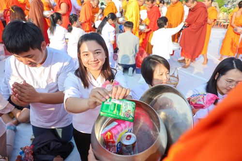 ภาพ No.180462:พิธีตักบาตรพระ ๑,๐๐๐ รูป ฉลองเมืองลำปาง ๑,๓๔๔ ปี วันเสาร์ที่ ๗ ธันวาคม พ.ศ. ๒๕๖๗ ณ ลานพระบรมราชานุสาวรีย์ พระนเรศวรมหาราช อ.เกาะคา จ.ลำปาง