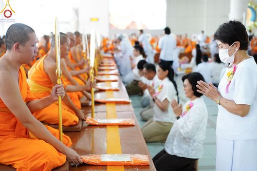 ภาพ No.153008:พิธีถวายภัตตาหารเมนูสวรรค์ ในพรรษาแห่งการเข้าถึงธรรม วันอังคารที่ 10 กันยายน พ.ศ. 2567 ครบรอบ 24 ปี วันละสังขาร คุณยายอาจารย์มหารัตนอุบาสิกาจันทร์ ขนนกยูง ณ หอฉันคุณยายอาจารย์ฯ วัดพระธรรมกาย