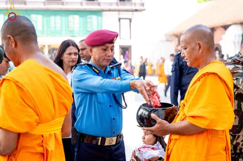 ภาพ No.213153:วันที่ 17 - 18 มีนาคม พ.ศ. 2568 คณะสงฆ์และสามเณรเดินบิณฑบาต รอบเมืองในพื้นที่ วัดสยมภูวนาถและราชวังปาตัน ณ เมืองกาฐมาณฑุ ประเทศเนปาล