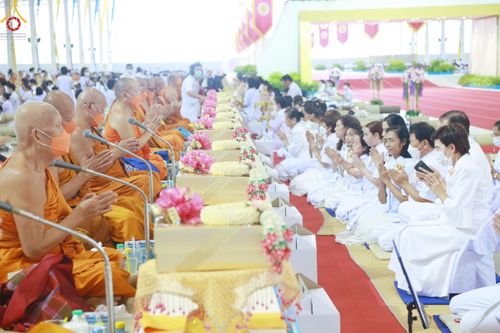 ภาพ No.85406:พิธีถวายมหาสังฆทานคณะสงฆ์ 2000 กว่าวัดทั่วประเทศปีที่ 23, พิธีถวายไทยธรรมคณะสงฆ์ 323 วัด 4 จังหวัดชายแดนภาคใต้, พิธีมอบปัจจัยช่วยเหลือครู 4 จังหวัดชายแดนภาคใต้ ณ สภาธรรมกายสากล วัดพระธรรมกาย ในวันสมาธิโลก อาทิตย์ที่ 6 สิงหาคม พ.ศ. 2566