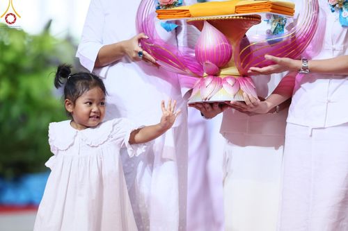 ภาพ No.150139:พิธีทอดผ้าป่าสมทบกฐินวัดพระธรรมกาย และสมทบกฐิน 30,000 วัดทั่วไทย ครั้งที่ 1 เนื่องในวันธรรมชัย 27 สิงหาคม พ.ศ.2567 ณ สภาธรรมกายสากล วัดพระธรรมกาย