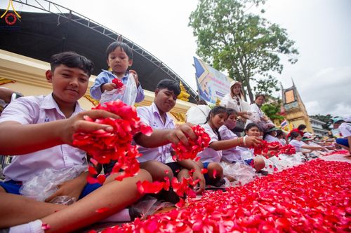 ภาพ No.128240:พิธีอัญเชิญพระบรมสารีริกธาตุ " ใจกลางเมืองนครหาดใหญ่ " เพื่อประดิษฐาน ณ มหารัตนเจดีย์สิริปทุมสวรรค์ (เจดีย์อริยพุทธะ 5 พระองค์) ศูนย์ปฏิบัติธรรมภาคใต้ อ.บางกล่ำ จ.สงขลา  วันที่ 9 มีนาคม พ.ศ.2567 (ชุดที่ 1)