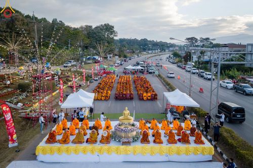 ภาพ No.187192:พิธีตักบาตรพระ ๕๐๐ รูป "สร้างบุญใหญ่ ส่งท้ายปีเก่า ต้อนรับปีใหม่ ๒๕๖๘" วันเสาร์ที่ ๒๘ ธันวาคม พ.ศ. ๒๕๖๗ ณ ถนนหน้าที่ว่าการอำเภอภูเรือ จังหวัดเลย
