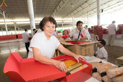 ภาพ No.212300:วันพุธที่ 19 มีนาคม พ.ศ. 2568 การบรรจุไทยธรรมลงกล่องสำเร็จ 43,500 กล่อง เพื่อถวายแด่พระสังฆาธิการ 40,000 กว่าวัดทั่วไทย ในวันคุ้มครองโลก 22 เมษายน พ.ศ. 2568 ณ บ้านแก้วเรือนทองคุณยายฯ วัดพระธรรมกาย