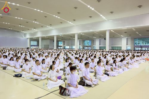 ภาพ No.232062:วันอาทิตย์ที่ 6 กรกฏาคม พ.ศ. 2568 พิธีตักบาตร ข้าวสารอาหารแห้ง  พิธีบูชาข้าวพระ สัมมนาพิเศษราชเหล็ก ณ สภาธรรมกายสากล วัดพระธรรมกาย