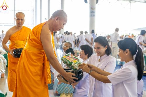 ภาพ No.167535:พิธีตักบาตรและพิธีบูชาข้าวพระ ในวันอาทิตย์ที่ 3 พฤศจิกายน พ.ศ. 2567 ณ วัดพระธรรมกาย