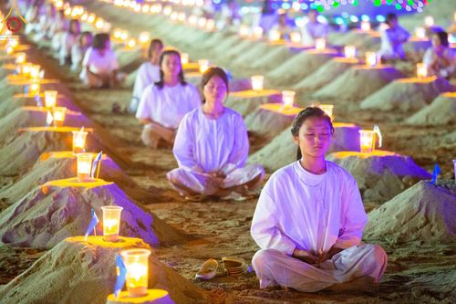 ภาพ No.138683:Photo Story  มหัศจรรย์วัดดงดินแดง Episode 6 พระภิกษุ-สามเณร ในโครงการบรรพชาอุปสมบทหมู่  กว่า 500 รูป และศีลจาริณีกว่า 300 คน ร่วมกันก่อพระเจดีย์ทราย 20,000 องค์ และจุดประทีป  บูชาธรรม 80 ปี หลวงพ่อธมฺมชโย กลางลำน้ำแม่ตื่น