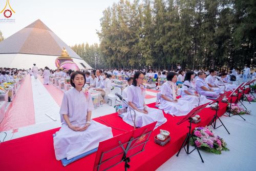 ภาพ No.107419:พิธีตักบาตรพระธรรมยาตราฯ ในโครงการธรรมยาตรากตัญญูบูชา มหาปูชนียาจารย์ พระมงคลเทพมุนี(สด จนฺทสโร) พระผู้ปราบมาร ปีที่ 12 ณ อนุสรณ์สถานมหาวิหารพระมงคลเทพมุนี อ.สองพี่น้อง จ.สุพรรณบุรี วันที่ 7 มกราคม พ.ศ. 2567
