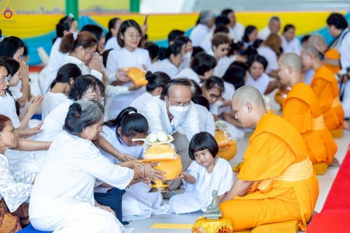 ภาพ No.227743:วันเสาร์ที่ 31 พฤษภาคม พ.ศ.2568 พิธีถวายผ้าไตรแด่สามเณรผู้เข้ารับการอุปสมบท , พิธีอุปสมบทสามเณรเตรียม DCI วัดพระธรรมกาย จ.ปทุมธานี