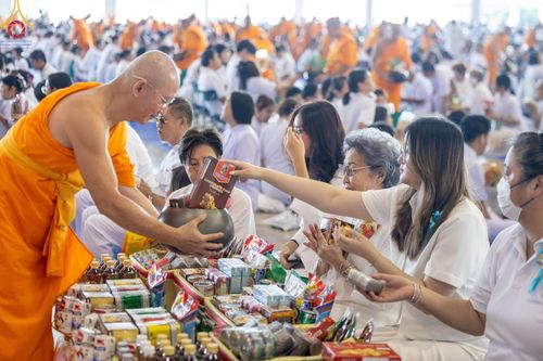 ภาพ No.158972:พิธีตักบาตร ในวันอาทิตย์ต้นเดือน วันที่ 6 ตุลาคม พ.ศ. 2567 ณ สภาธรรมกายสากล วัดพระธรรมกาย