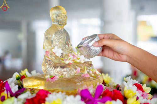 ภาพ No.217503:วันจันทร์ที่ 14 เมษายน พ.ศ. 2568 กิจกรรมสรงน่ำพระ สั่งสมบุญเนื่องในเทศกาลสงกรานต์ 14-16 เมษายน พ.ศ.2568 เวลา 06:00-13:00 น. ณ หอฉันคุณยายอาจารย์ฯ วัดพระธรรมกาย