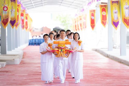 ภาพ No.174332:พิธีทอดกฐินกตัญญูบูชาธรรม ณ ศูนย์ปฏิบัติธรรมพระมงคลเทพมุนี อ.สองพี่น้อง จ.สุพรรณบุรี ในโครงการกฐินสามัคคีทั่วไทย 30,000 วัด บูชาธรรม 80 ปี หลวงพ่อธัมมชโย โดยคณะศิษยานุศิษย์วัดพระธรรมกาย วันที่ 10 พฤศจิกายน พ.ศ. 2567