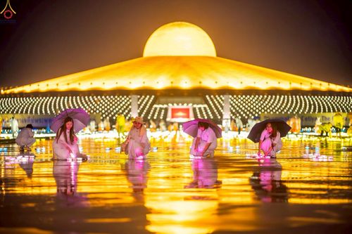 ภาพ No.244194:วันที่ 7 กันยายน พ.ศ. 2568 พิธีจุดประทีป วันครูผู้ค้นพบวิชชาธรรมกาย ณ ลานธรรมฯ และวิหารคด วัดพระธรรมกาย