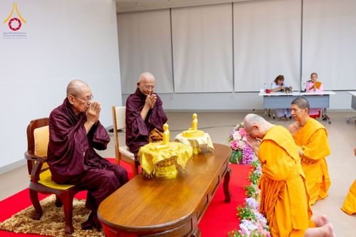 ภาพ No.222644:วันที่ 23 เมษายน พ.ศ. 2568 หลวงพ่อทัตตชีโวต้อนรับคณะสงฆ์เมียนมาร์ ณ อาคาร 100 ปี คุณยายมหารัตนอุบาสิกาจันทร์ ขนนกยูง วัดพระธรรมกาย