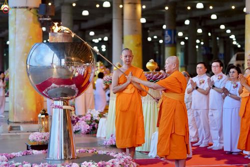 ภาพ No.223947:วันวิสาขบูชา วันอาทิตย์ที่ 11 พฤษภาคม พ.ศ. 2568 พิธีจุดวิสาขประทีป ,  พิธีเวียนประทักษิณรอบพระมหาธรรมกายเจดีย์ , พิธีฉลองชัยสวดมนต์บทธัมมจักกัปปวัตตนสูตร ครบ 7,357,000,000 จบ ณ มหารัตนวิหารคด วัดพระธรรมกาย