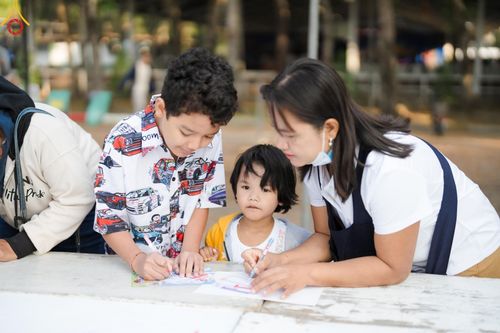 ภาพ No.193850:วัดพระธรรมกาย จัดงานวันเด็กแห่งชาติ ประจำปี พ.ศ.2568 ออกร้านอาหาร 200 ร้าน มอบของขวัญหลายหมื่นชิ้น วันที่ 12 มกราคม พ.ศ. 2568 วัดพระธรรมกาย อ.คลองหลวง จ.ปทุมธานี