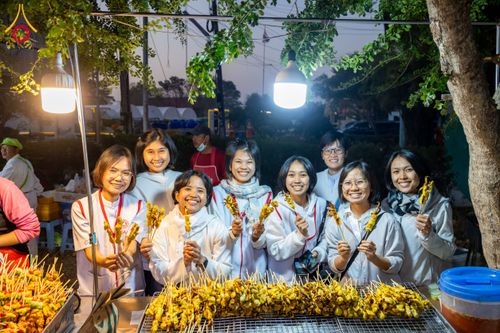 ภาพ No.195589:สาธุชนถวายภัตตาหารเป็นสังฆทาน แด่พระธรรมยาตรา ณ วัดสองพี่น้อง ต.ต้นตาล อ.สองพี่น้อง จ.สุพรรณบุรี ในโครงการธรรมยาตรา กตัญญูบูชา มหาปูชนียาจารย์ พระมงคลเทพมุนี(สด จนฺทสโร) พระผู้ปราบมาร อนุสรณ์สถาน 7 แห่ง ปีที่ 13 วันที่ 15 มกราคม พ.ศ. 2568
