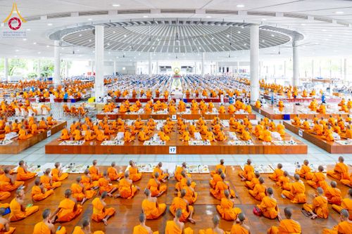 ภาพ No.245101:วันพุธที่ 10 กันยายน พ.ศ. 2568 พิธีถวายภัตตาหารเมนูสวรรค์ เนื่องในวันครบ 25 ปี วันละสังขารคุณยายอาจารย์มหารัตนอุบาสิกาจันทร์ ขนนกยูง ณ หอฉันคุณยายอาจารย์ฯ วัดพระธรรมกาย