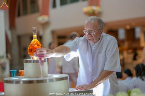 ภาพ No.159904:พิธีบูชาข้าวพระ วันอาทิตย์ต้นเดือน ณ วัดพระธรรมกายลอนดอน วันที่ 6 ตุลาคม พ.ศ. 2567