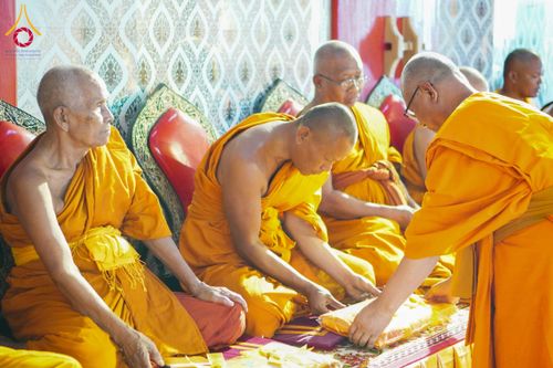 ภาพ No.146678:พิธีต้อนรับสัญญาบัตร พัดยศ ผ้าไตร ในโอกาสที่พระบาทสมเด็จพระเจ้าอยู่หัว ทรงพระกรุณาโปรดพระราชทานสัญญาบัตรตั้งสมณศักดิ์ พระวิมลศาสนวิเทศ (สำรวจ กมโล) เจ้าอาวาสวัดไทยนอร์เวย์ เป็นพระราชาคณะชั้นราช ในราชทินนามที่ “พระราชวชิรศาสนวิเทศ”