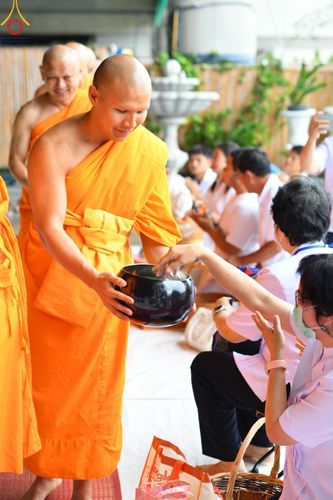 ภาพ No.142313:พิธีตักบาตรฉลองพระใหม่ ในโครงการอุปสมบทหมู่รุ่นผู้บริหาร  ณ วิหารคด วัดพระธรรมกาย วันอาทิตย์ที่ 23 มิถุนายน พ.ศ.2567