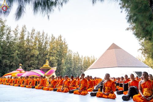 ภาพ No.189184:พระธรรมยาตราปฏิบัติธรรม และถ่ายภาพหมู่ประวัติศาสตร์ ในโครงการธรรมยาตรา กตัญญูบูชา มหาปูชนียาจารย์ พระมงคลเทพมุนี(สด จนฺทสโร) พระผู้ปราบมาร อนุสรณ์สถาน 7 แห่ง ปีที่ 13 วันที่ 4 มกราคม พ.ศ. 2568 ณ อนุสรณ์สถานมหาวิหารพระมงคลเทพมุนี (โลตัสแลนด์) อ.สองพี่น้อง