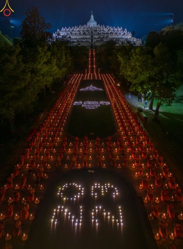 ภาพ No.104197:พิธีจุดประทีป ถวายเป็นพุทธบูชา สามเณรธรรมทายาทชาวอินโดนีเซียกว่า 1,000 รูป ณ มหาเจดีย์บุโรพุทโธ ประเทศอินโดนีเซีย ในวันที่ 23 ธันวาคม พ.ศ. 2566