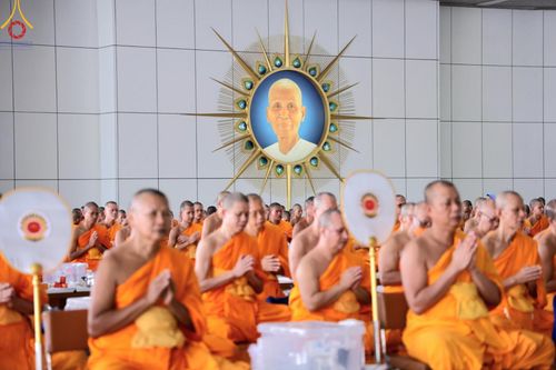 ภาพ No.205667:พิธีสวดพระพุทธมนต์ และถวายภัตตาหารเมนูสวรรค์แด่พระภิกษุ สามเณร วันจันทร์ที่ 3 กุมภาพันธ์ พ.ศ. 2568 ณ หอฉันคุณยายอาจารย์ฯ วัดพระธรรมกาย