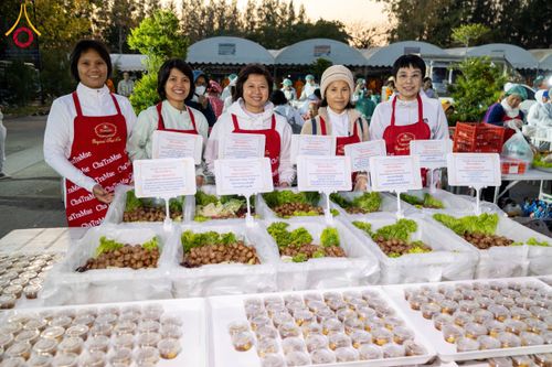 ภาพ No.194357:พิธีถวายภัตตาหารเป็นสังฆทาน แด่พระธรรมยาตรา ณ อนุสรณ์สถานมหาวิหารพระมงคลเทพมุนี (โลตัสแลนด์) อ.สองพี่น้อง จ.สุพรรณบุรี ในโครงการธรรมยาตรา กตัญญูบูชา มหาปูชนียาจารย์ พระมงคลเทพมุนี(สด จนฺทสโร) พระผู้ปราบมาร ปีที่ 13 วันที่ 13 มกราคม พ.ศ.2568