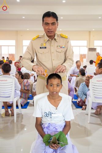 ภาพ No.59106:พิธีปลงผมและแห่นาคธรรมทายาท ในโครงการบรรพชาสามเณร ภาคฤดูร้อน เฉลิมพระเกียรติพระบาทสมเด็จพระเจ้าอยู่หัว เนื่องในโอกาส  พระราชพิธีมหามงคลเฉลิมพระชนมพรรษา 6 รอบ  ปลงผมนาคในวันที่ 21 เมษายน พ.ศ 2567 ณ วัดกลางธนรินทร์ (ธรรมอุทยานบ้านแป้ง)