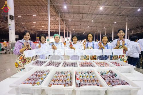 ภาพ No.202290:พิธีถวายภัตตาหารเป็นสังฆทาน แด่พระธรรมยาตรา ณ วัดพระธรรมกาย ตำบลคลองสาม อำเภอคลองหลวง จังหวัดปทุมธานี ในโครงการธรรมยาตรา กตัญญูบูชา มหาปูชนียาจารย์ พระมงคลเทพมุนี(สด จนฺทสโร) พระผู้ปราบมาร อนุสรณ์สถาน 7 แห่ง ปีที่ 13 วันที่ 27 มกราคม พ.ศ. 2568