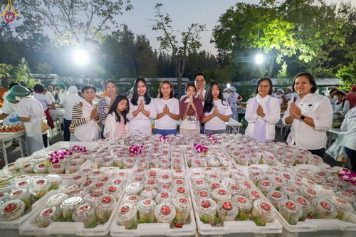 ภาพ No.189954:พิธีถวายภัตตาหารเป็นสังฆทาน แด่พระธรรมยาตรา ณ อนุสรณ์สถานมหาวิหารพระมงคลเทพมุนี (โลตัสแลนด์) อ.สองพี่น้อง จ.สุพรรณบุรี ในโครงการธรรมยาตรา กตัญญูบูชา มหาปูชนียาจารย์ พระมงคลเทพมุนี(สด จนฺทสโร) พระผู้ปราบมาร อนุสรณ์สถาน 7 แห่ง ปีที่ 13 วันที่ 6 มกราคม 2568