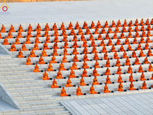 ภาพ No.105230:พิธีตักบาตรฉลองพระบวชใหม่ รุ่นบูชาธรรมมหาปูชนียาจารย์ และต้อนรับศักราชใหม่ วันจันทร์ที่ 1 มกราคม พ.ศ. 2567 ณ ลานธรรมพระมหาธรรมกายเจดีย์ วัดพระธรรมกาย