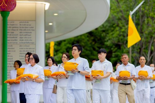 ภาพ No.228844:วันเสาร์ที่ 14 มิถุนายน พ.ศ. 2568 พิธีเวียนประทักษิณ , พิธีขอขมารับผ้าไตร ในโครงการบรรพชาอุปสมบทหมู่ ผู้บริหารรุ่นที่ 15 และ อุดมศึกษา รุ่นที่ 52 ณ โบสถ์พระไตรปิฎก วัดพระธรรมกาย