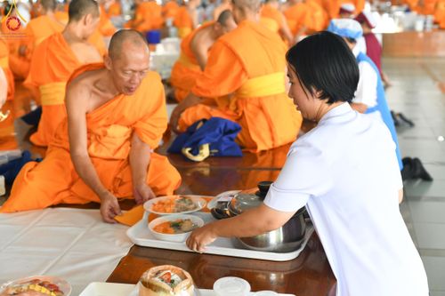 ภาพ No.168668:พิธีถวายภัตตาหารเมนูสวรรค์ ณ หอฉันคุณยายอาจารย์ วัดพระธรรมกาย ในวันเสาร์ที่ 9 พฤศจิกายน พ.ศ. 2567