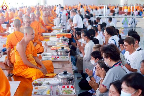 ภาพ No.213472:วันเสาร์ที่ 29 มีนาคม พ.ศ. 2568 พิธีถวายภัตตาหารเมนูสวรรค์ "เพื่อการบรรลุธรรม" ณ หอฉันคุณยายอาจารย์ฯ วัดพระธรรมกาย