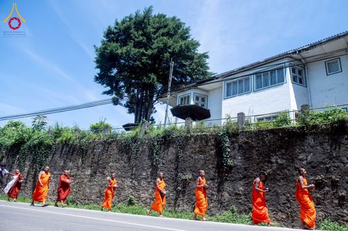 ภาพ No.225638:วันที่ 5 พฤษภาคม พ.ศ. 2568 พิธีบิณฑบาตรอบเมืองนูวราอิลิย่า ฉลองเทศกาลวิสาขบูชา แห่งชาติประเทศศรีลังกา