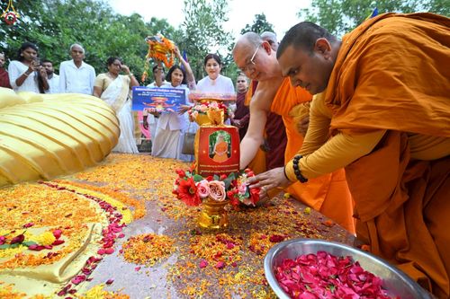 ภาพ No.263493:วันที่ 18 ตุลาคม พ.ศ. 2568 พิธีแห่กฐิน และกฐินสมทบหลวงพ่อ ธัมมชโย  ถวายแด่ วัดพุทธภูมิ เมืองโภปาล รัฐมัธยประเทศ ประเทศอินเดีย 