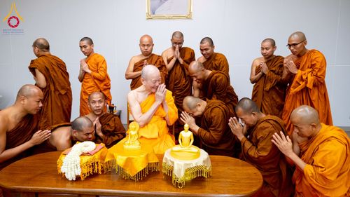 ภาพ No.222604:วันที่ 23 เมษายน พ.ศ. 2568 หลวงพ่อทัตตชีโวต้อนรับคณะสงฆ์บังกลาเทศ ณ อาคาร 100 ปี คุณยายมหารัตนอุบาสิกาจันทร์ ขนนกยูง วัดพระธรรมกาย