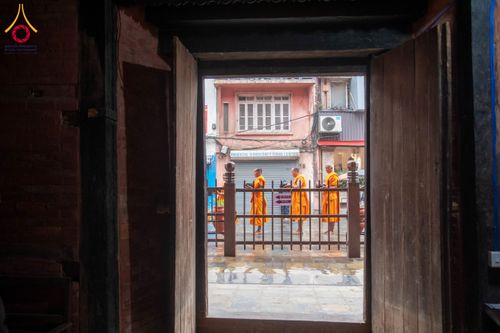 ภาพ No.132522:สามเณรเนปาล บิณฑบาต ย่านทาเมล เมืองกาฐมาณฑุ และเมืองปาฏัน ในโครงการบรรพชา 1,250 รูป ประเทศเนปาล วันที่ 20 มีนาคม พ.ศ. 2567