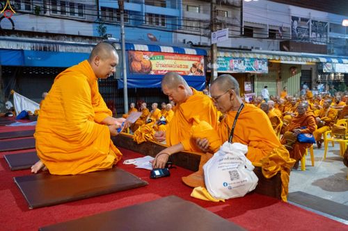 ภาพ No.245808:วันที่ 13-14 กันยายน พ.ศ. 2568 เจ้าหน้าที่ทุกสถานะ ทุกส่วนงาน ร่วมแรงร่วมใจ ปฏิบัติหน้าที่ เตรียมงาน เก็บงาน ตักบาตรพระ 555 รูป อ.เบตง จยะลา