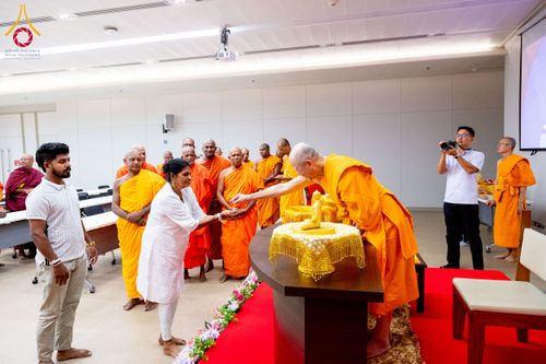 ภาพ No.222545:วันที่ 21 เมษายน พ.ศ. 2568 หลวงพ่อทัตตชีโวต้อนรับคณะสงฆ์ศรีลังกา ณ อาคาร 100 ปี คุณยายมหารัตนอุบาสิกาจันทร์ ขนนกยูง วัดพระธรรมกาย