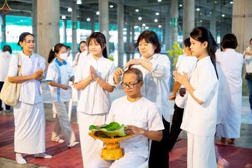 ภาพ No.242942:วันที่ 31 สิงหาคม พ.ศ. 2568 พิธีตัดปอยผมและปลงผม โครงการอุปสมบทหมู่บูชาธรรม ครบรอบ 108 ปี วันครูผู้ค้นพบวิชชาธรรมกาย ณ วัดพระธรรมกาย